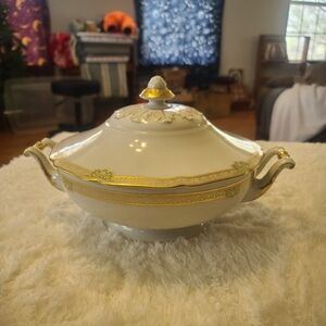 Hutschenreuther Soup Tourine Tureen Germany Gold Trimmed floral pattern Elegant